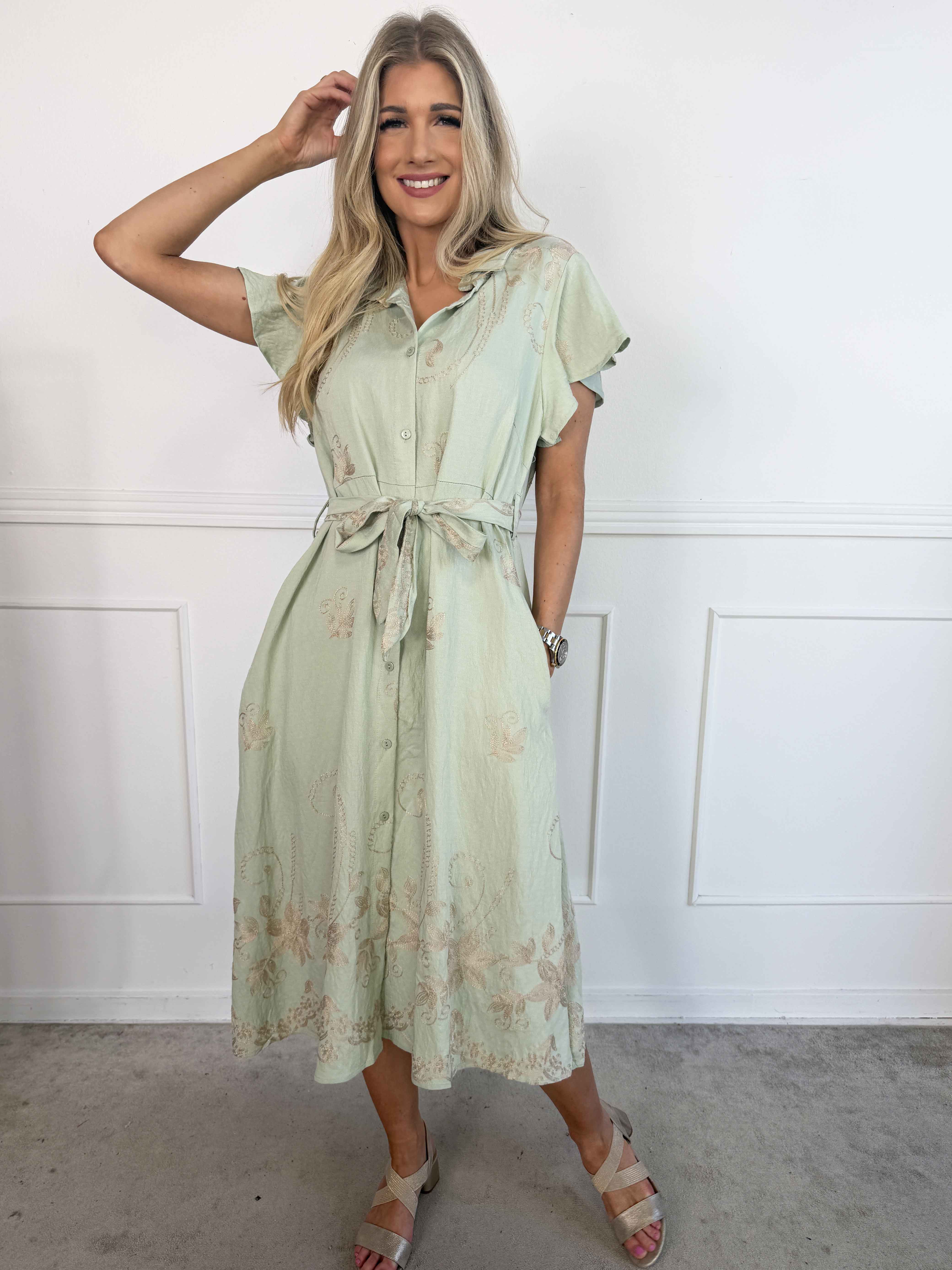 Marianne - Skjortklänning i viskos med broderade detaljer och volangärmar.